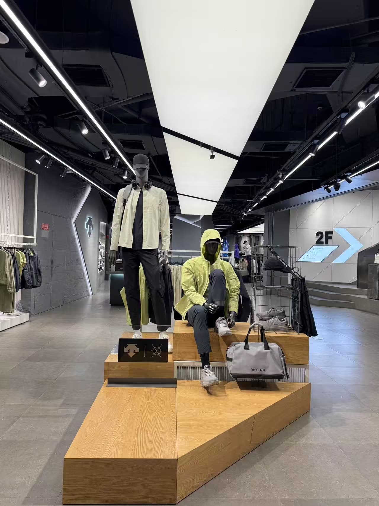DESCENTE - Image 1