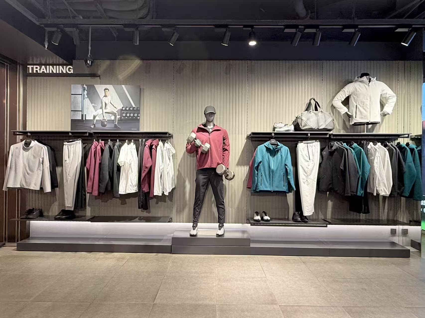 DESCENTE - Image 11